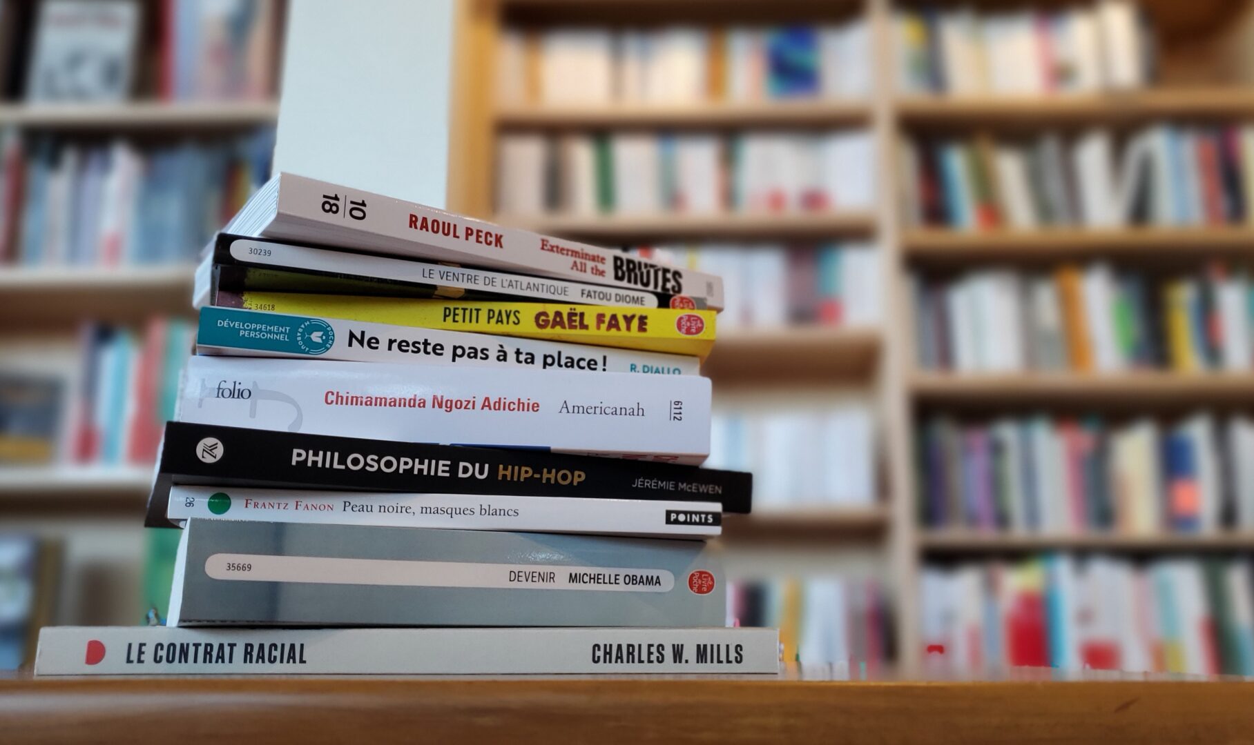 Une pile de livres avec une bibliothèque en arrière-plan